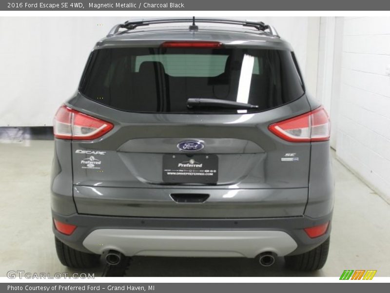 Magnetic Metallic / Charcoal Black 2016 Ford Escape SE 4WD