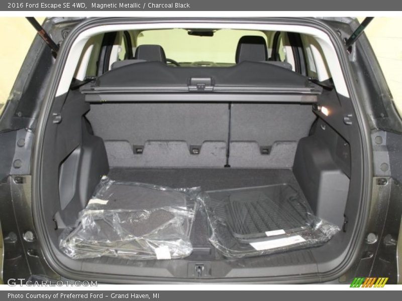 Magnetic Metallic / Charcoal Black 2016 Ford Escape SE 4WD