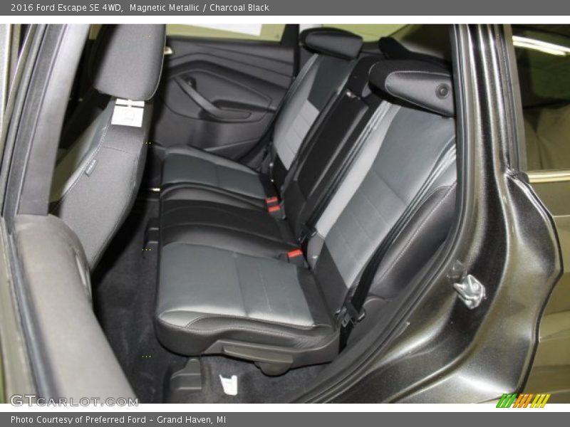 Magnetic Metallic / Charcoal Black 2016 Ford Escape SE 4WD