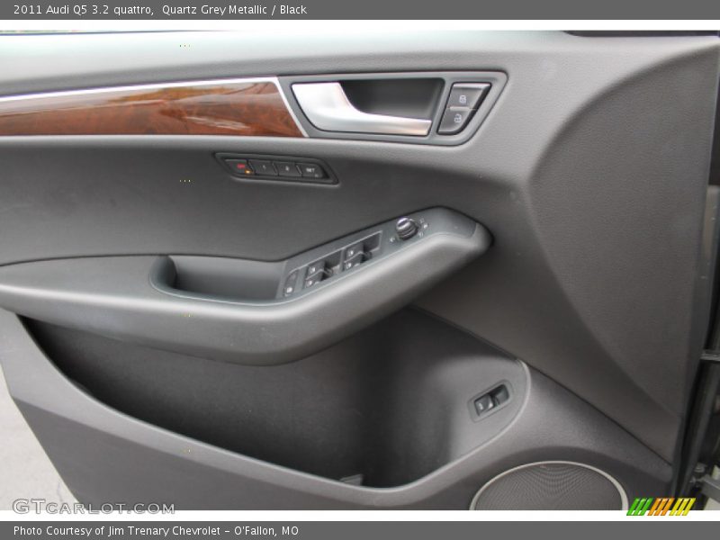 Quartz Grey Metallic / Black 2011 Audi Q5 3.2 quattro