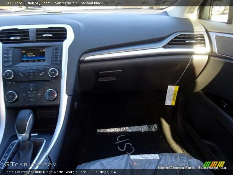 Ingot Silver Metallic / Charcoal Black 2016 Ford Fusion SE