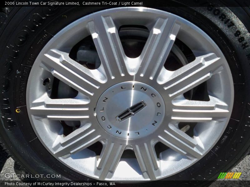 Cashmere Tri-Coat / Light Camel 2006 Lincoln Town Car Signature Limited