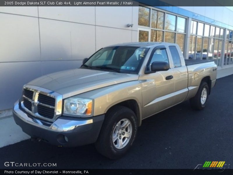 Light Almond Pearl Metallic / Khaki 2005 Dodge Dakota SLT Club Cab 4x4