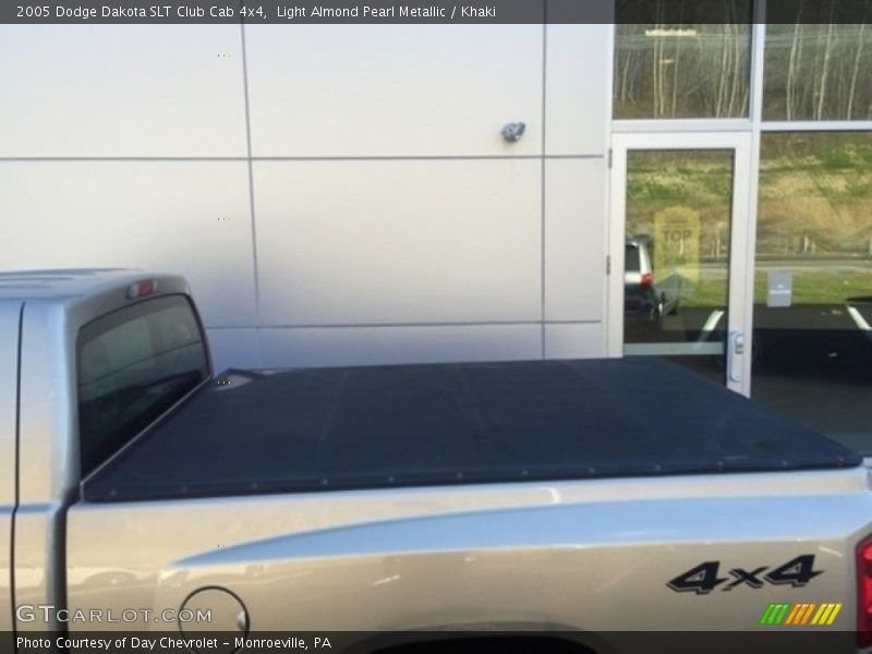 Light Almond Pearl Metallic / Khaki 2005 Dodge Dakota SLT Club Cab 4x4