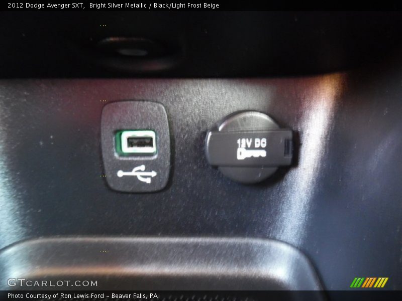 Bright Silver Metallic / Black/Light Frost Beige 2012 Dodge Avenger SXT
