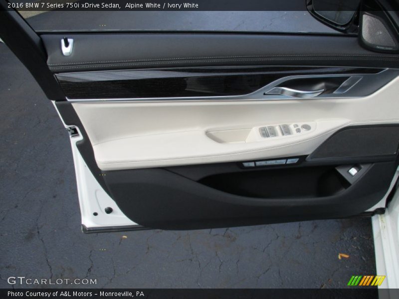 Door Panel of 2016 7 Series 750i xDrive Sedan