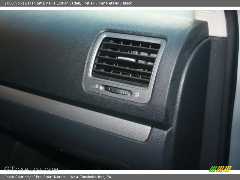 Reflex Silver Metallic / Black 2005 Volkswagen Jetta Value Edition Sedan