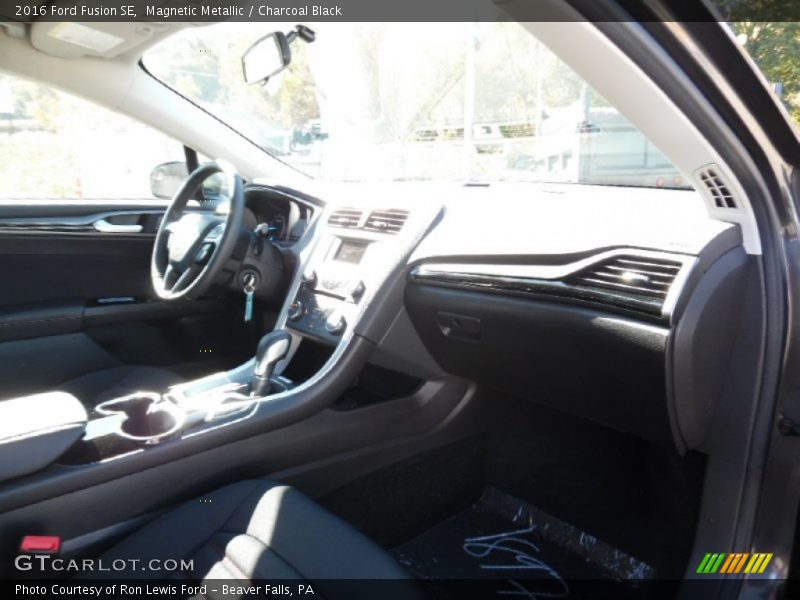 Magnetic Metallic / Charcoal Black 2016 Ford Fusion SE