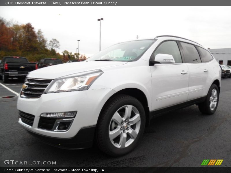 Front 3/4 View of 2016 Traverse LT AWD