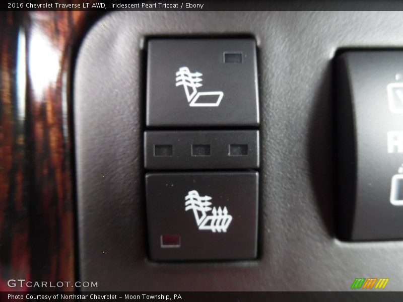 Iridescent Pearl Tricoat / Ebony 2016 Chevrolet Traverse LT AWD