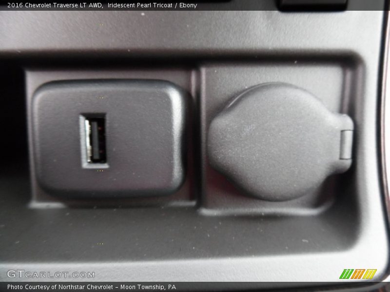 Iridescent Pearl Tricoat / Ebony 2016 Chevrolet Traverse LT AWD