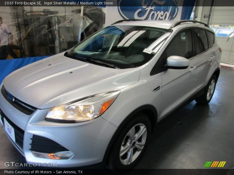 Ingot Silver Metallic / Medium Light Stone 2016 Ford Escape SE