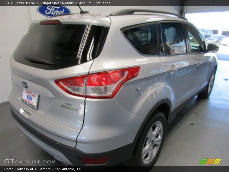 Ingot Silver Metallic / Medium Light Stone 2016 Ford Escape SE