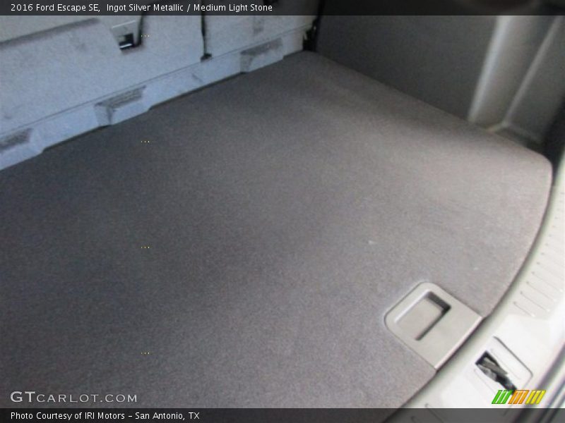 Ingot Silver Metallic / Medium Light Stone 2016 Ford Escape SE