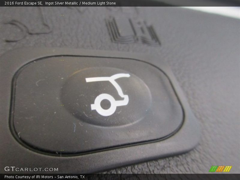 Ingot Silver Metallic / Medium Light Stone 2016 Ford Escape SE
