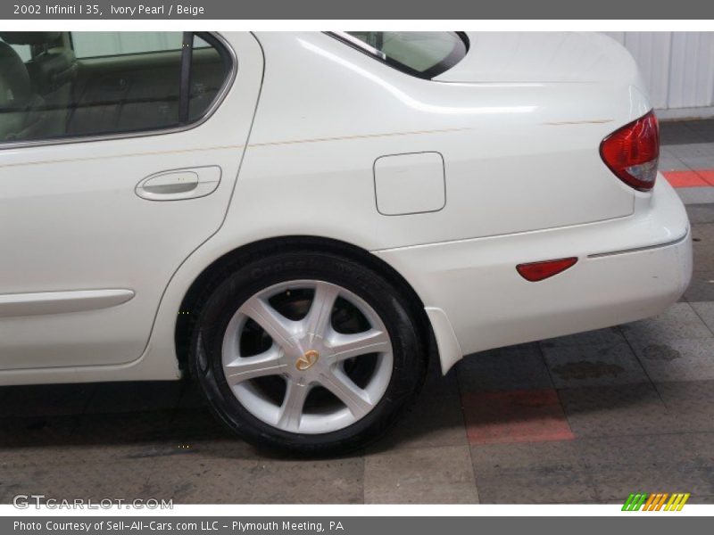 Ivory Pearl / Beige 2002 Infiniti I 35