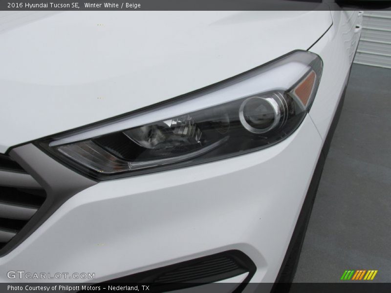 Winter White / Beige 2016 Hyundai Tucson SE