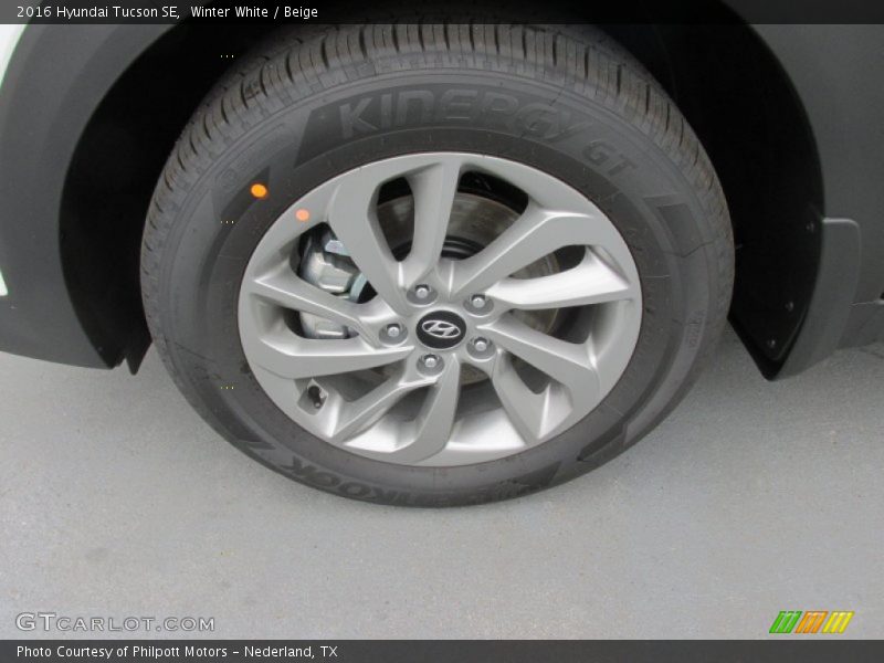 Winter White / Beige 2016 Hyundai Tucson SE