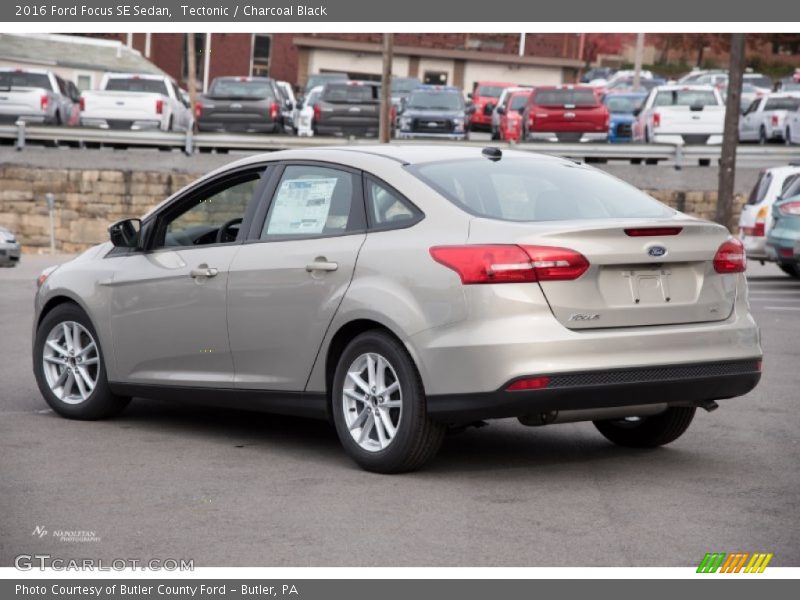 Tectonic / Charcoal Black 2016 Ford Focus SE Sedan