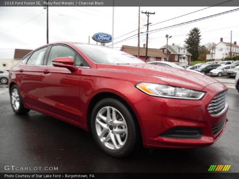 Front 3/4 View of 2016 Fusion SE