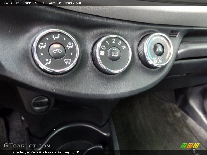 Wave Line Pearl / Ash 2013 Toyota Yaris L 5 Door