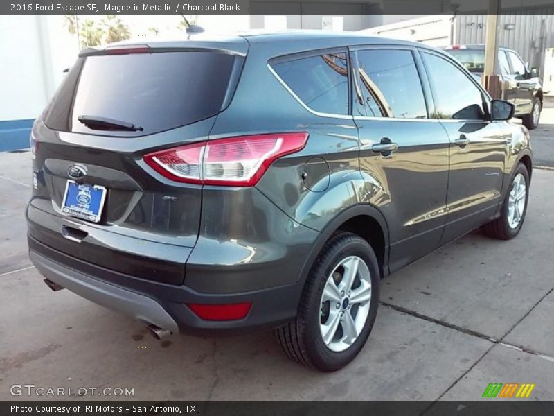 Magnetic Metallic / Charcoal Black 2016 Ford Escape SE