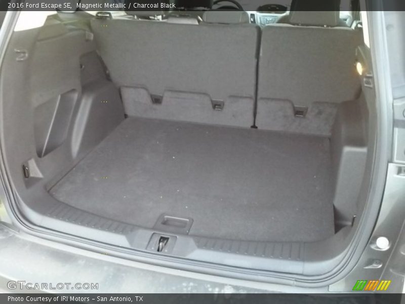 Magnetic Metallic / Charcoal Black 2016 Ford Escape SE