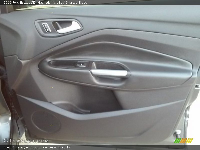 Magnetic Metallic / Charcoal Black 2016 Ford Escape SE