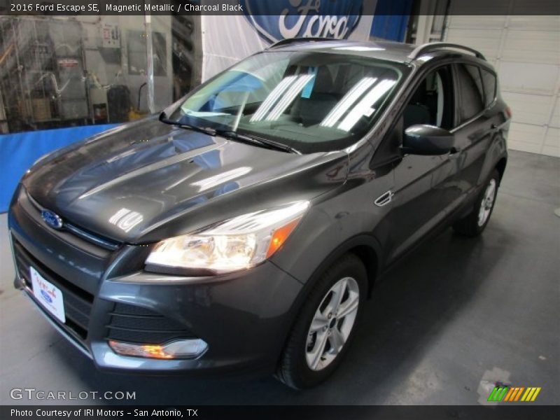 Magnetic Metallic / Charcoal Black 2016 Ford Escape SE