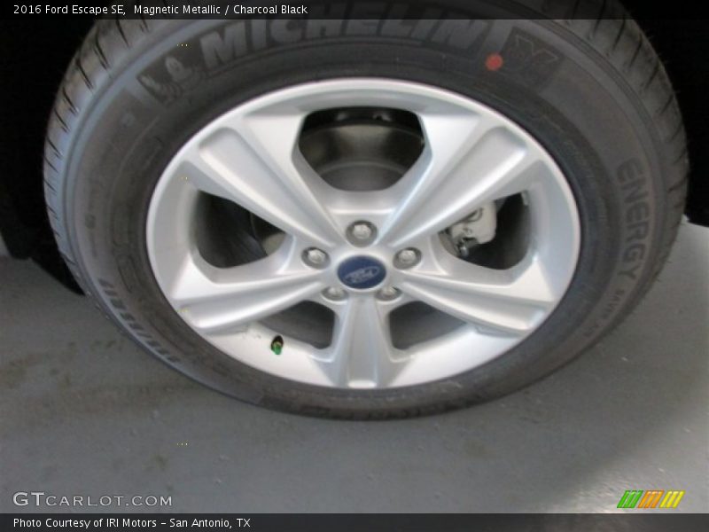 Magnetic Metallic / Charcoal Black 2016 Ford Escape SE