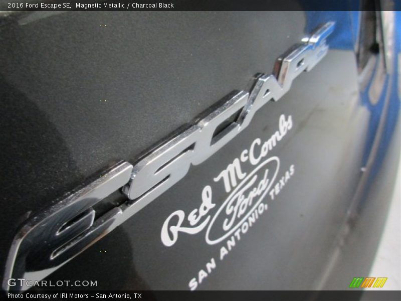 Magnetic Metallic / Charcoal Black 2016 Ford Escape SE