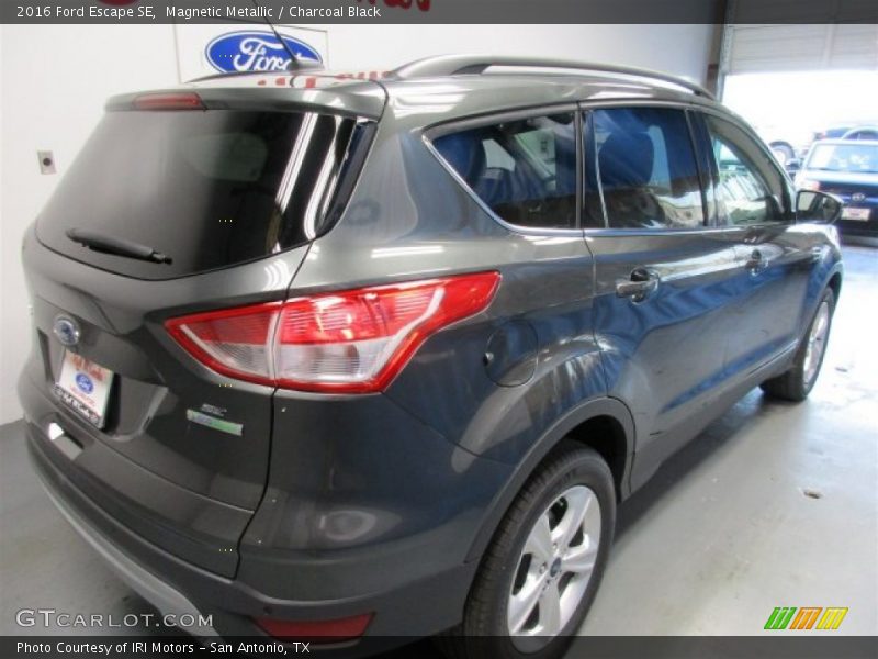 Magnetic Metallic / Charcoal Black 2016 Ford Escape SE