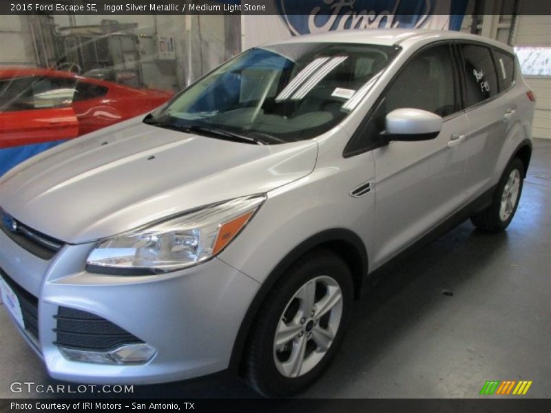Ingot Silver Metallic / Medium Light Stone 2016 Ford Escape SE