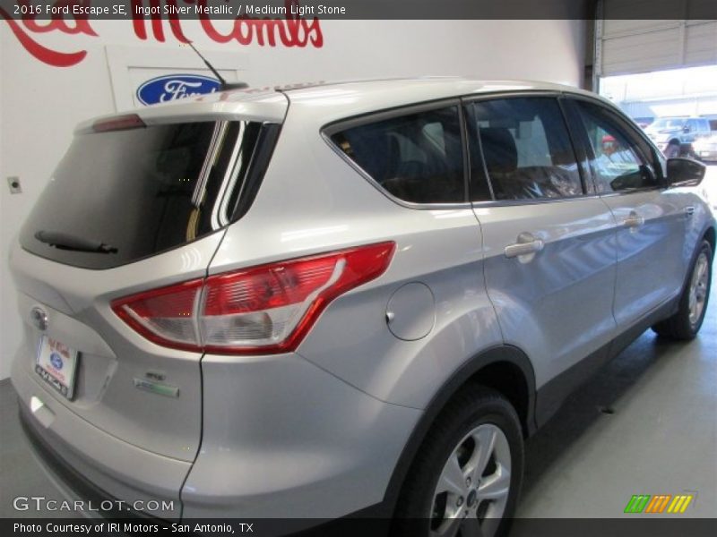 Ingot Silver Metallic / Medium Light Stone 2016 Ford Escape SE