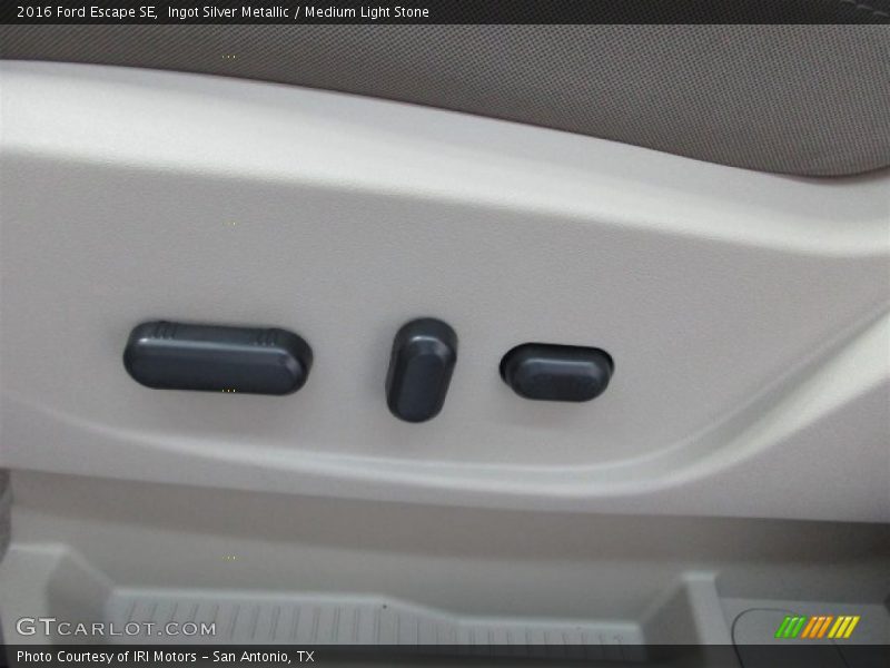 Ingot Silver Metallic / Medium Light Stone 2016 Ford Escape SE