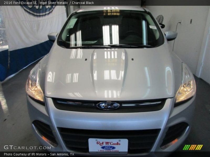 Ingot Silver Metallic / Charcoal Black 2016 Ford Escape SE