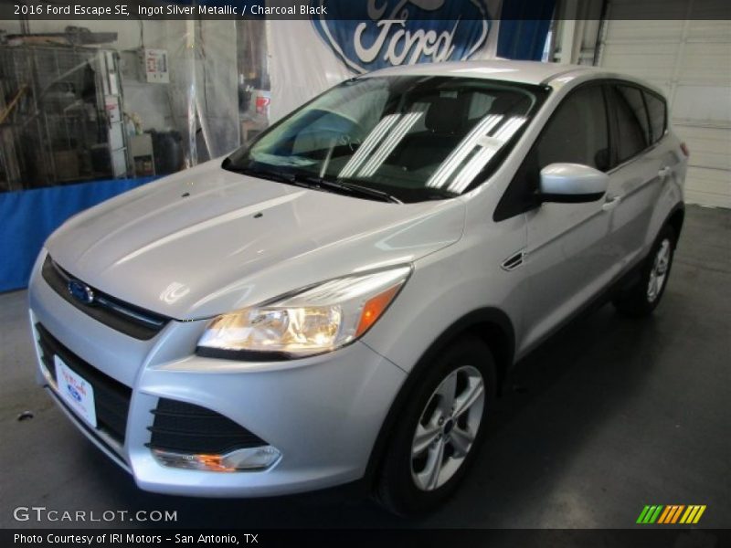 Ingot Silver Metallic / Charcoal Black 2016 Ford Escape SE