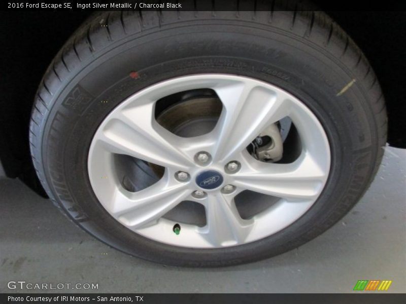 Ingot Silver Metallic / Charcoal Black 2016 Ford Escape SE