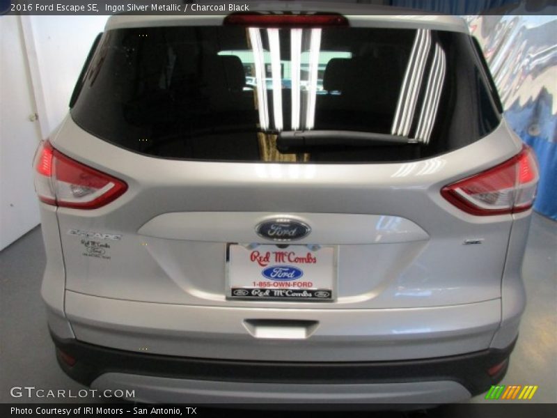 Ingot Silver Metallic / Charcoal Black 2016 Ford Escape SE