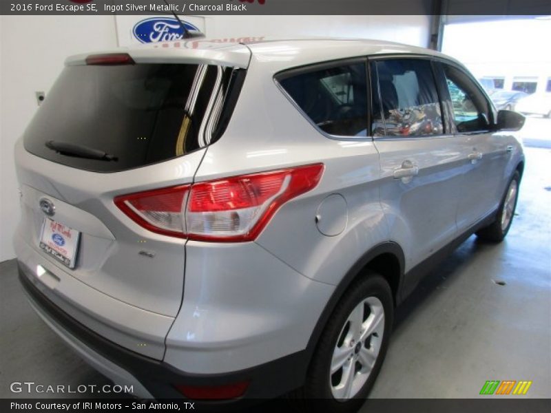 Ingot Silver Metallic / Charcoal Black 2016 Ford Escape SE