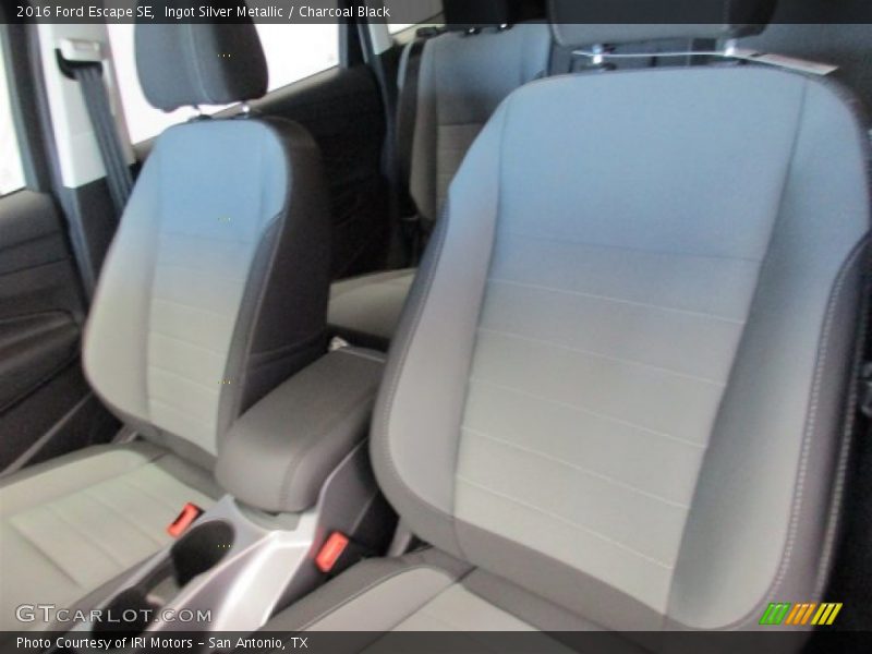 Ingot Silver Metallic / Charcoal Black 2016 Ford Escape SE