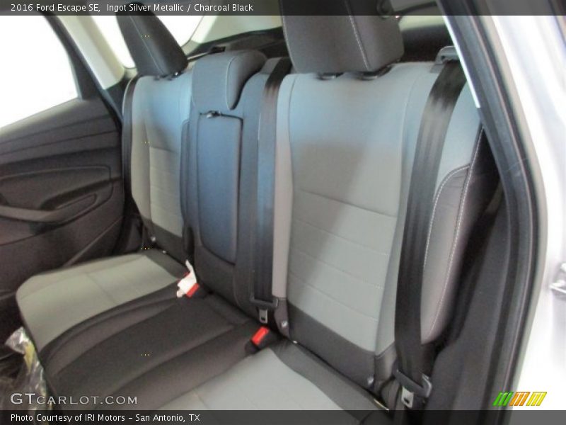 Ingot Silver Metallic / Charcoal Black 2016 Ford Escape SE