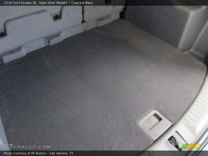 Ingot Silver Metallic / Charcoal Black 2016 Ford Escape SE