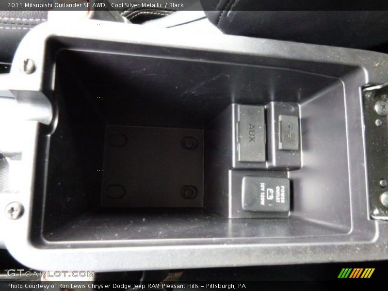 Cool Silver Metallic / Black 2011 Mitsubishi Outlander SE AWD