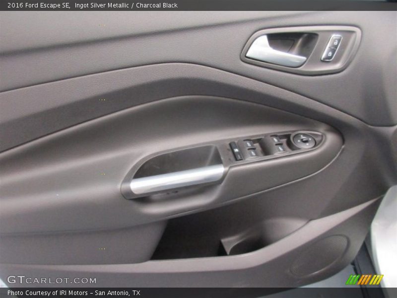 Ingot Silver Metallic / Charcoal Black 2016 Ford Escape SE