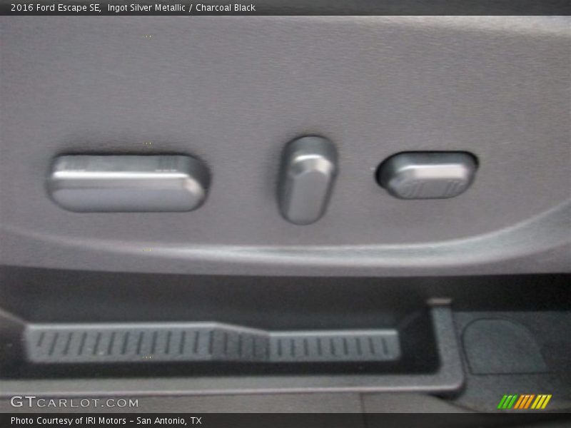 Ingot Silver Metallic / Charcoal Black 2016 Ford Escape SE