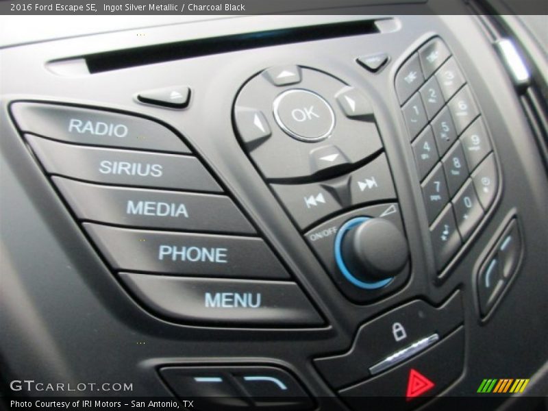 Ingot Silver Metallic / Charcoal Black 2016 Ford Escape SE