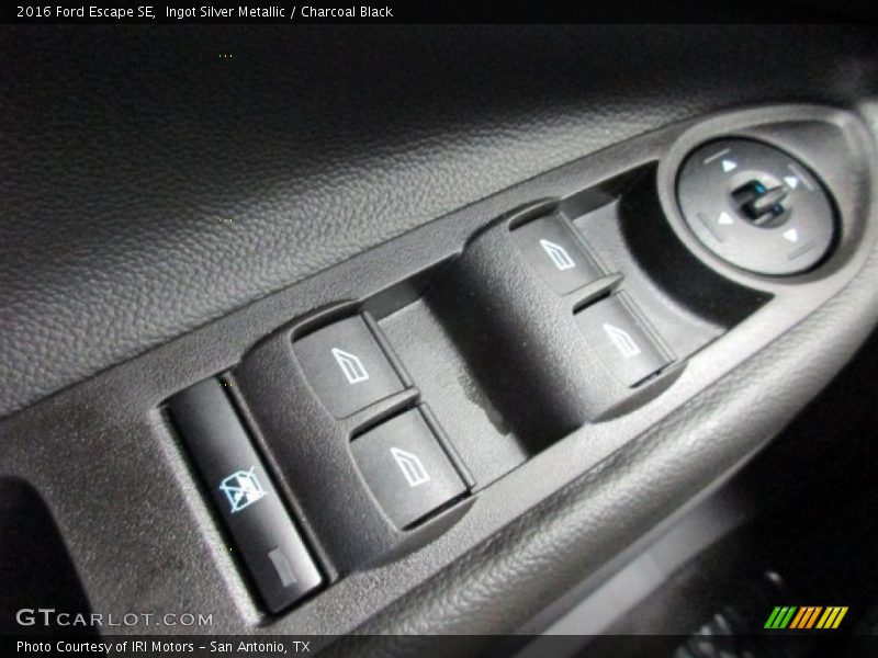 Ingot Silver Metallic / Charcoal Black 2016 Ford Escape SE