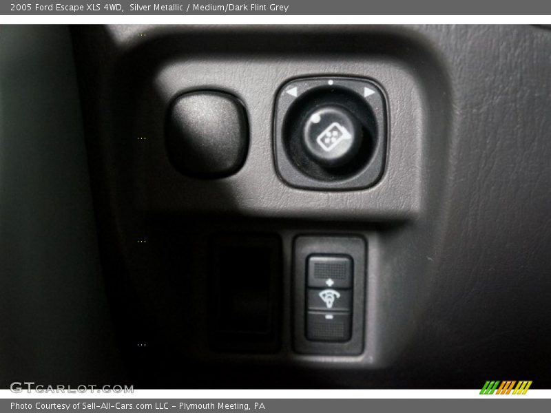 Silver Metallic / Medium/Dark Flint Grey 2005 Ford Escape XLS 4WD