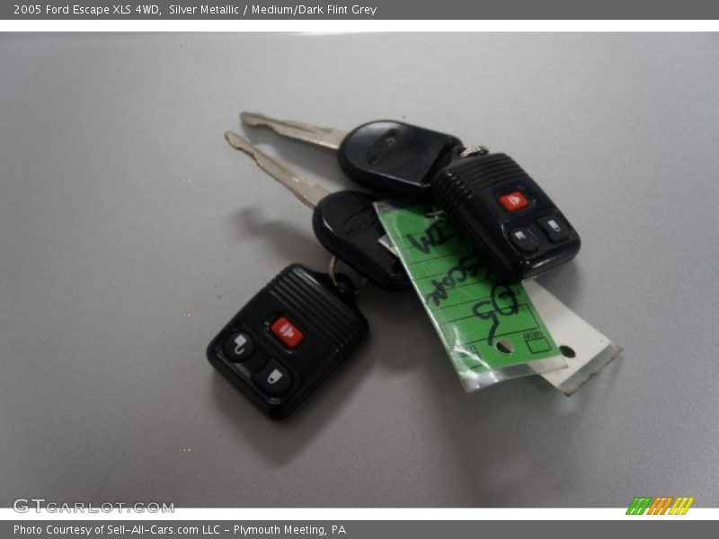 Silver Metallic / Medium/Dark Flint Grey 2005 Ford Escape XLS 4WD